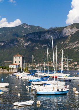 Su dolu bir liman ve arka planda bir dağ.