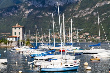 Limanda su birikintisinin yanında küçük bir tekne.