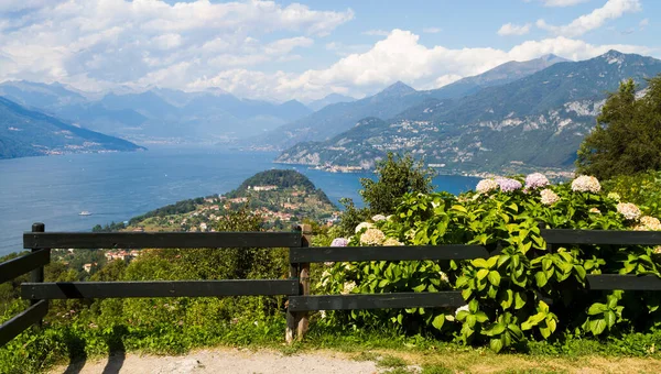 A wooden bench sitting in front of a mountain — Stock Photo, Image