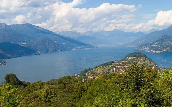 Une vue sur un grand plan d'eau avec une montagne en arrière-plan — Photo