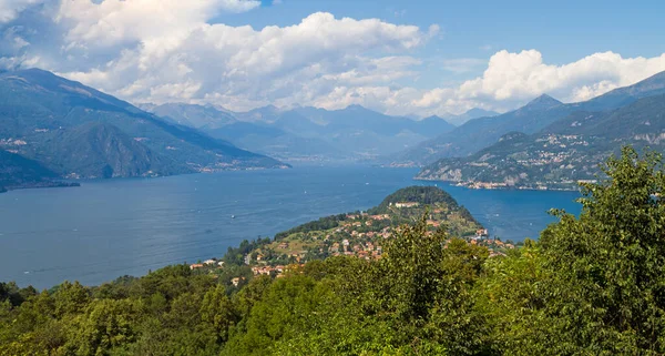 Une vue sur un grand plan d'eau avec une montagne en arrière-plan — Photo