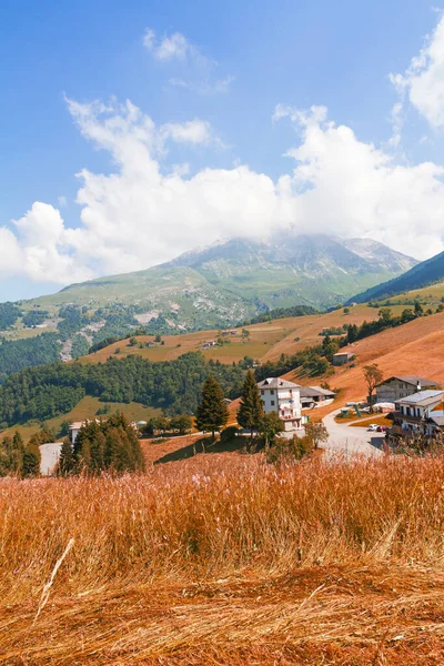Krajobraz alpejski jesienią, kolorowa przyroda i las — Zdjęcie stockowe