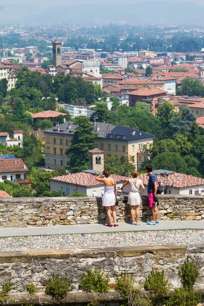 Bergamo, Itálie - 11. června 2013: Úhel vysokého města Bergamo za slunečného dne — Stock fotografie