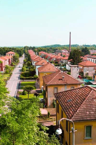 Crespi DAdda, Italia - 11 de junio de 2013: Vista de Crespi DAdda, pueblo trabajador patrimonio de la Unesco —  Fotos de Stock