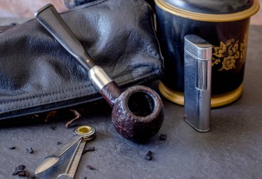 briar esefle Prens boruyla gümüş band ve askeri Dağı ve araçları; bir humidor, gümüş flint daha hafif, Çek aracı ve boru kılıfı