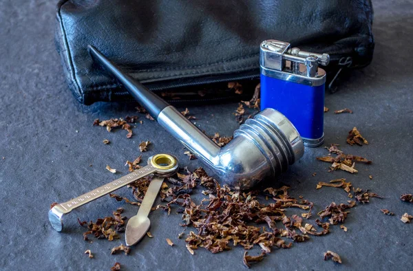 Аристокоб Трубы Шифер Кремневой Зажигалки Трубы Инструмент Некоторые Пролитые Табак — стоковое фото