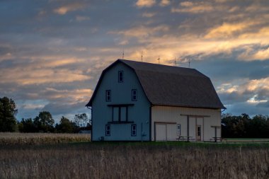 Güneşin doğuşunda tarlada temiz bir ahır