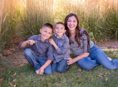 Aile güzel bir sonbahar gününde birbirine sarılır.