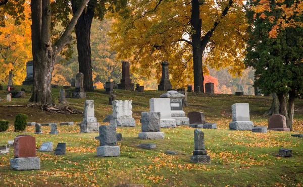 Headstone in a fall graveyard — Stock Photo, Image