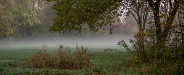 Niebla de la mañana sobre un paisaje bastante otoño — Foto de Stock