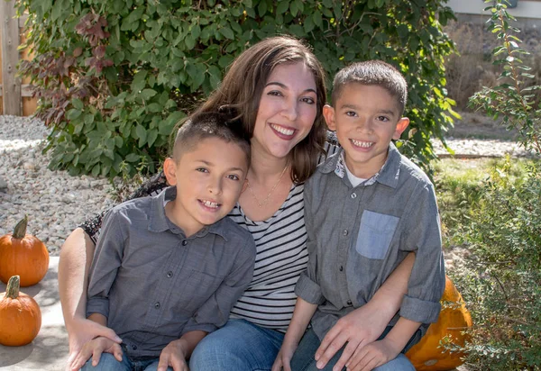 Mamá con sus hijos en un retrato de cerca —  Fotos de Stock