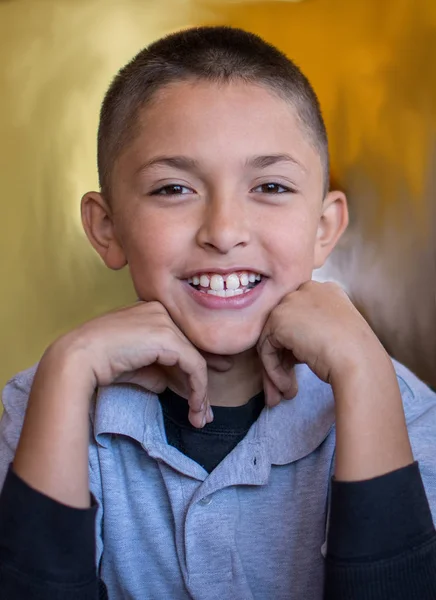 Porträtt av en leende latinamerikansk pojke — Stockfoto