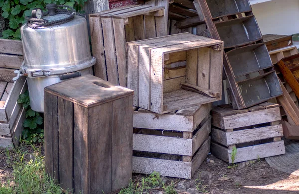 Cajas de madera y pilas de contenedores —  Fotos de Stock