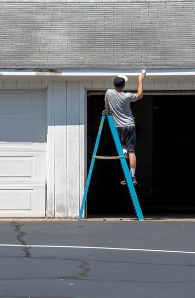 Pekerja melukis trim di garasi — Stok Foto