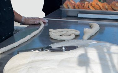 Çiğ kraker hamuru ve hamuru oluşturan eller
