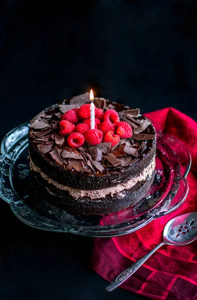 Bougie allumée sur un délicieux gâteau au chocolat — Photo