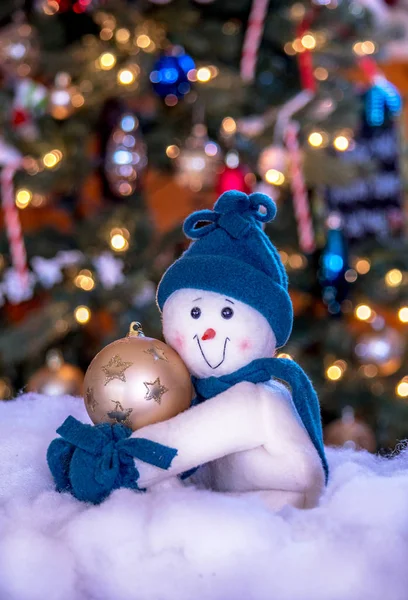 Adorable bonhomme de neige pose dans d'un arbre de Noël — Photo