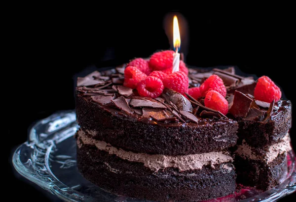 Gâteau au chocolat avec bougie close up — Photo