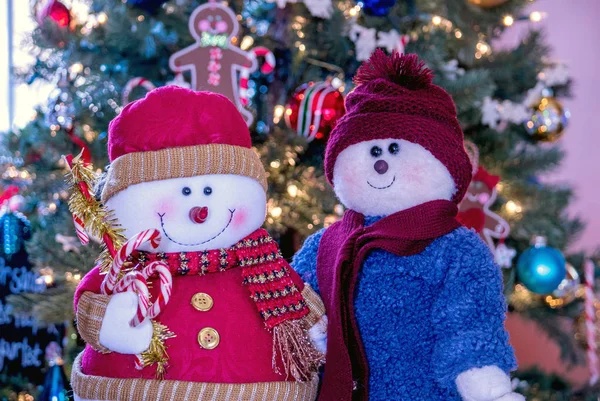 Pareja de nieve lindo cerca con bastones de caramelo —  Fotos de Stock