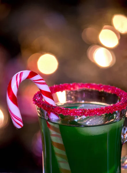 Bebida verde con azúcar roja y caña de caramelo —  Fotos de Stock