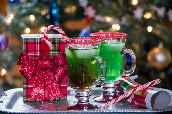 Vakantie stilleven met rode en groene cocktails en geschenken — Stockfoto