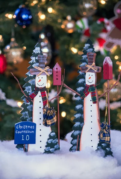Снеговики на фоне рождественской елки — стоковое фото