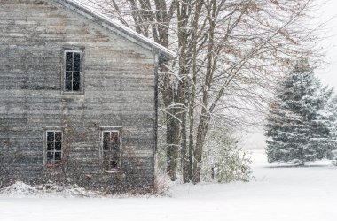 Karlı bir günde eski çiftlik evi
