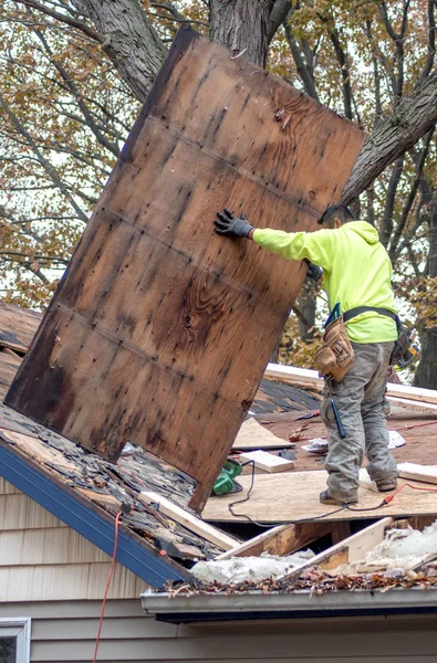 Beseitigung von morschem Holz auf einem Dach — Stockfoto