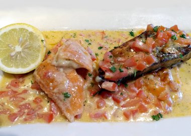 Sarımsaklı tereyağı soslu biftek ve somon.