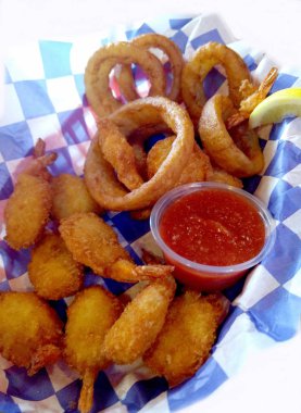 Kızarmış karides ve soğan halkaları yanında da karides sosu.