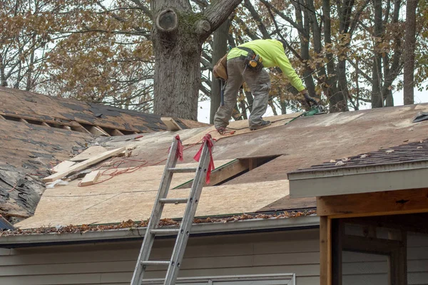 Travailleur sur le toit d'une maison — Photo