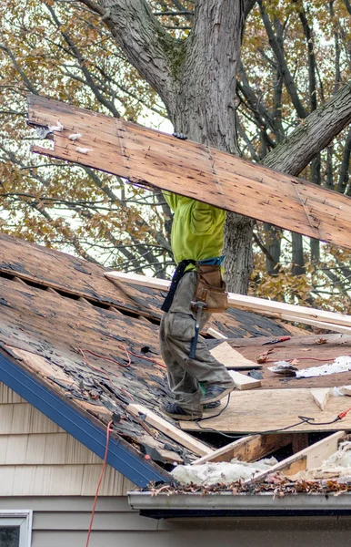 Removing rotted wood from a roof — Stock Photo, Image