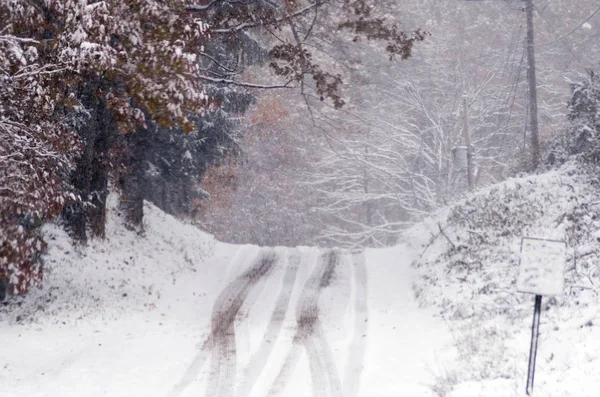 Caminos helados durante una tormenta de nieve temprana —  Fotos de Stock