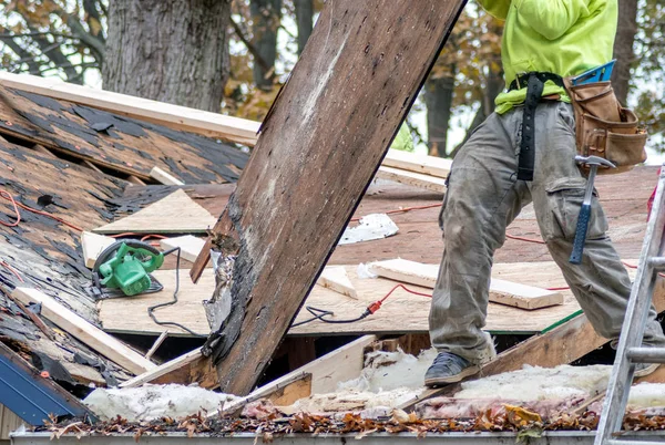 Trabajador quitando un techo podrido — Foto de Stock