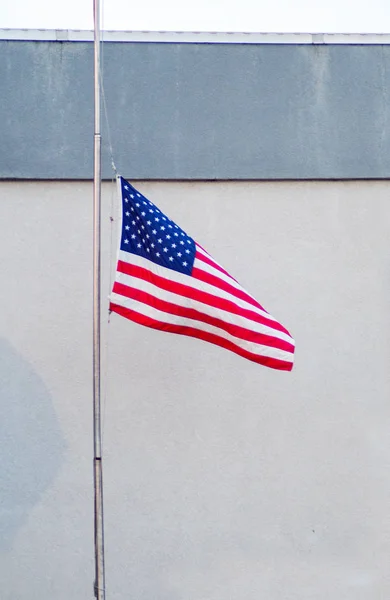 Bandera bajada a medio mástil en América — Foto de Stock