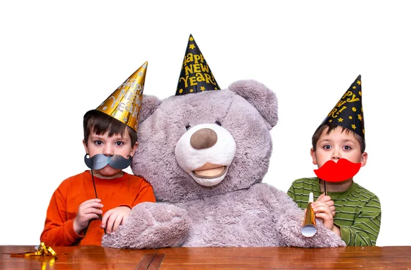 Bracia i niedźwiedź świętować nowy rok — Zdjęcie stockowe