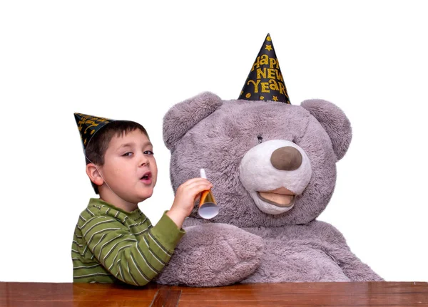 Chłopiec świętuje nowe lata ze swoim niedźwiedziem — Zdjęcie stockowe