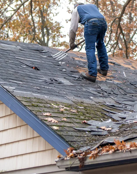 Travailleur sur le toit d'une vieille maison — Photo