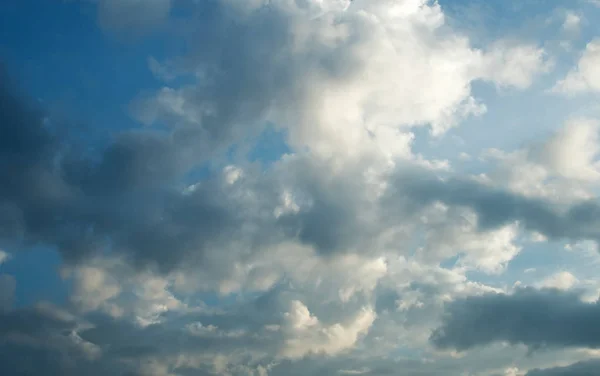 天国では柔らかくて曇った青い空 — ストック写真