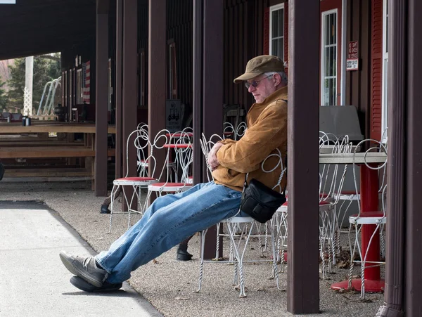 Человек ждет на улице в холодный день — стоковое фото