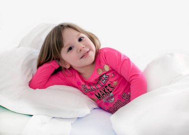 mutlu küçük kız yatakta