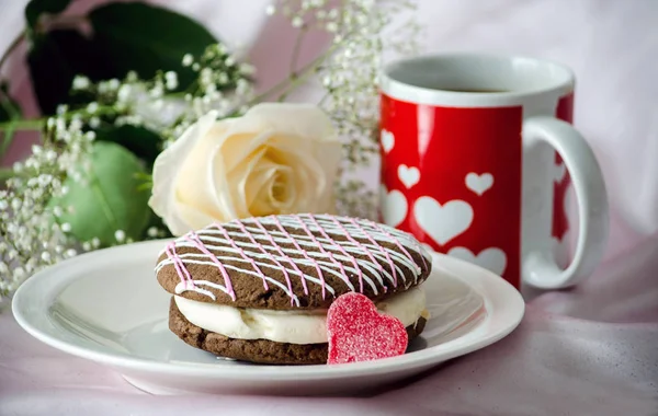 Pastel y taza de corazón con una rosa —  Fotos de Stock