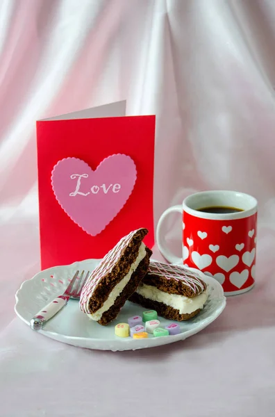 Café e doces com um cartão de coração de amor rosa — Fotografia de Stock
