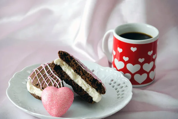 Kawa i słodycze z różowym sercem — Zdjęcie stockowe