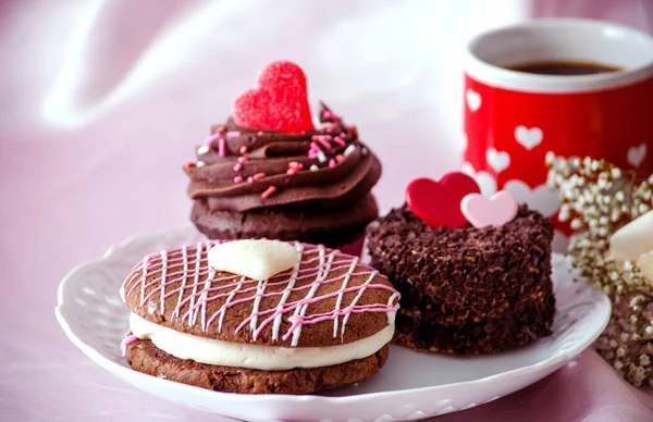 Pasteles de lujo y una taza de café rojo —  Fotos de Stock