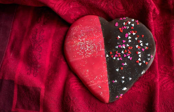 Hermosa Galleta Azúcar Corazón Sumergido Chocolate Decorado Para Día San — Foto de Stock