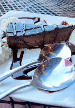 Kremalı, unsuz çikolatalı turta dilimi.