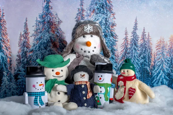 Snowman grupa na tle zimy — Zdjęcie stockowe