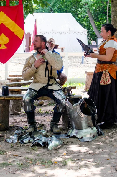 Costume change at a renaissance fair — Stock Photo, Image