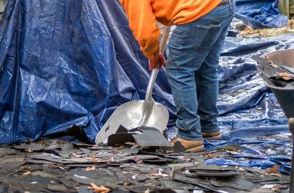 La limpieza de los escombros de un trabajo de techado — Foto de Stock